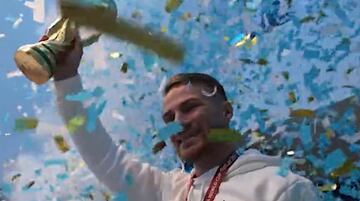 Top of the world | Mac Allister holds World Cup aloft