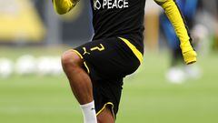 Los jugadores del Borussia Dortmund calentaron con camisetas con mensajes contra el racismo antes de su partido contra el Hertha. Jadon Sancho.  