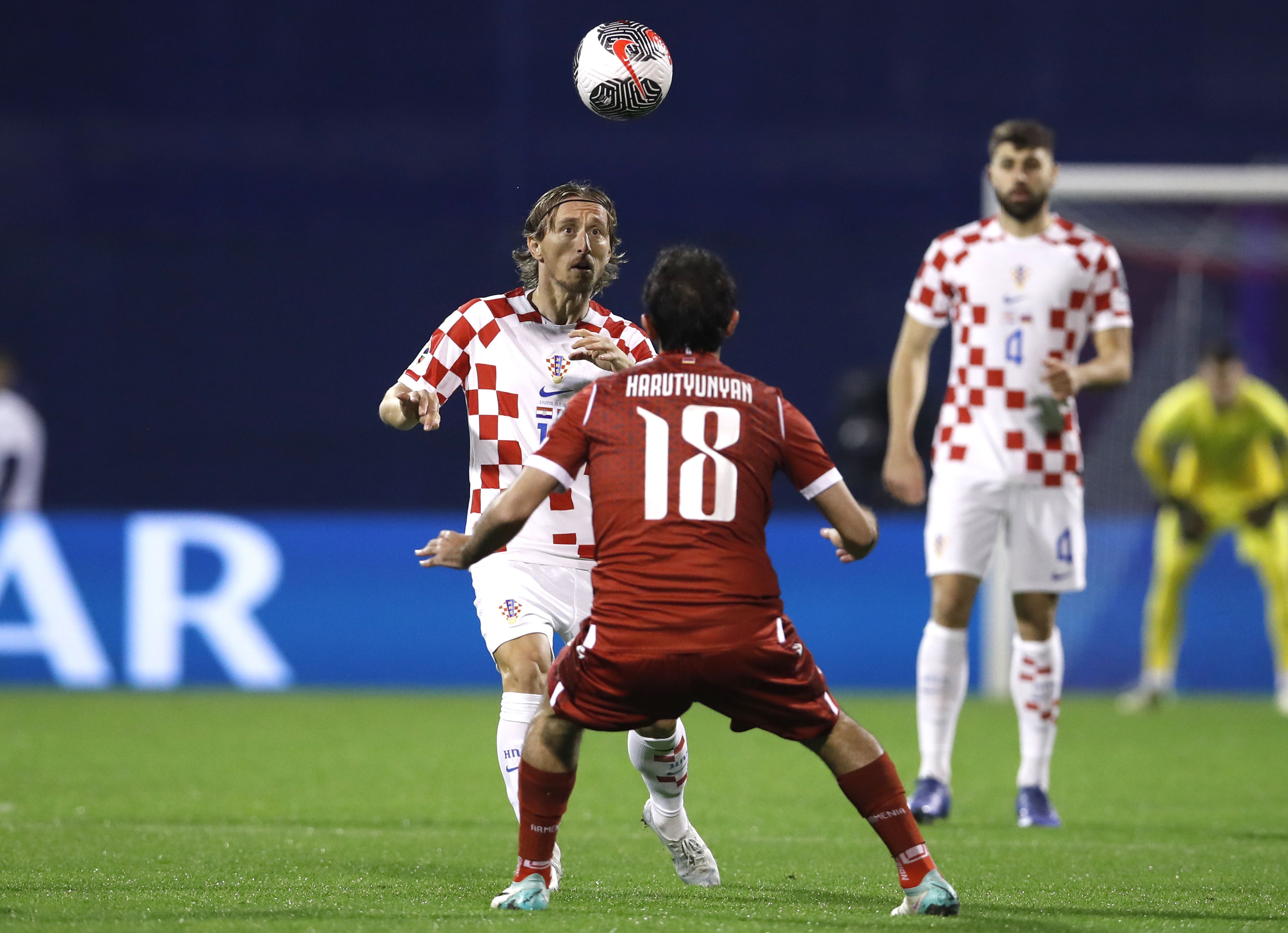 Zagreb (Croatia), 21/11/2023.- Luka Modric of Croatia (L) in action against Hovhannes Harutyunyan of Armenia (R) during the UEFA EURO 2024 Group D qualification match between Croatia and Armenia in Zagreb, Croatia, 21 November 2023. (Croacia) EFE/EPA/ANTONIO BAT
