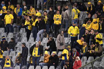 Los seguidores suecos esperan en la tribuna durante el partido de fútbol de clasificación para la Eurocopa 2024 entre Bélgica y Suecia en el estadio Rey Balduino de Bruselas el 16 de octubre de 2023, después de un "ataque" dirigido a ciudadanos suecos en una calle de Bruselas.