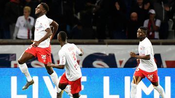 Boulaye Dia celebra el gol que marc&oacute; ayer, el segundo del Reims, ante el PSG en su estadio. 
