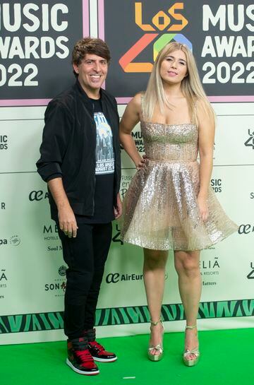 Dani Moreno y Cristina Boscá posan en el photocall de la alfombra roja de Los40 Music Awards 2022.