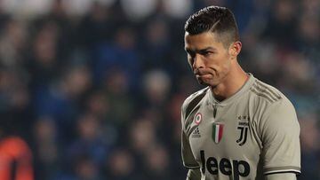 Cristiano Ronaldo, cabizbajo, durante el encuentro de cuartos de final de la Copa de Italia en el que la Juventus cay&oacute; contra el Atalanta.