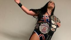 Deonna Purrazzo festeja con el campeonato Reina de Reinas y el Knockouts Championship