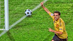 Spanish midfielder Xavi Hernandez celebrates after scoring during the Euro 2008 championships semi-final football match Russia vs. Spain on June 26, 2008 at Ernst-Happel stadium in Vienna, Austria. AFP PHOTO / MLADEN ANTONOV -- MOBILE SERVICES OUT --