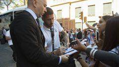 Sergio Ramos firmando aut&oacute;grafos en Barcelona.