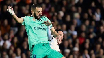 Real Madrid&#039;s French forward Karim Benzema (L) vies with Valencia&#039;s Spanish midfielder Daniel Parejo during the Spanish League football match between Valencia CF and Real Madrid, at the Mestalla stadium in Valencia, on December 15, 2019. (Photo 