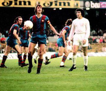 17 February 1974. Cruyff and José Antonio Camacho pictured in Barça's 0-5 thumping of Real Madrid at the Bernabéu.