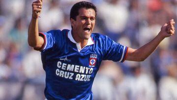 El exdelantero de Cruz Azul fue tricampeón de goleo en torneos largos. En la temporada 1995-1996 marcó 26 goles, un año antes anotó 35 dianas y la campaña 1993-1994 se hizo presente en el marcador en 27 ocasiones.