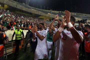 Los jugadores iraníes se acercaron a la grada femenina para agradecer el apoya de las seguidoras que pudieron entrar a un estadio de fútbol por primera vez.
