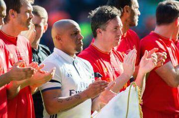 Roberto Carlos y Robbie Fowler aplauden tras el minuto de silencio en homenaje al exjugador y exentrenador del Liverpool Ronnie Moran, fallecido el pasado miércoles.