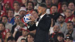 River Plate's head coach Martin Demichelis gestures during the Copa Libertadores group stage second leg football match between Argentina's River Plate and Brazil's Fluminense at the Monumental stadium in Buenos Aires on June 7, 2023. (Photo by JUAN MABROMATA / AFP)