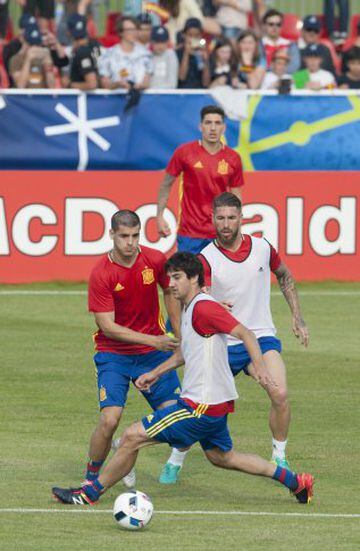 Álvaro Morata (left) vies with Mikel San José (centre).