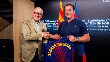 Schwarzenegger posa con la camiseta del Barcelona en el Camp Nou
