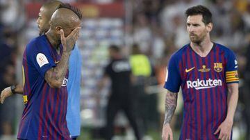 El jugador del Barcelona Arturo Vidal se lamenta por la final de Copa perdida en el estadio Benito Villamarin de Sevilla, Espana.