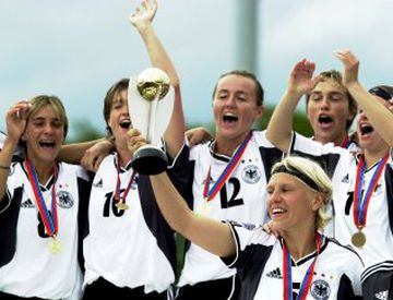 Doris Fitschen como capitana de la selección alemana, logró su primer título europeo en 1989 y tres títulos más, en los Juegos Olímpicos de 2000 consiguió una medalla de bronce, ayudó al desarrollo del fútbol femenino en su país.