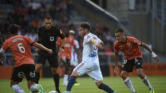 Lyon's Argentinian defender Nicolas Tagliafico (C) fights for the ball with Lorient's French midfielder Laurent Abergel (L) during the French L1 football match between FC Lorient and Olympique Lyonnais (OL) at Stade du Moustoir in Lorient, western France on September 7, 2022. (Photo by Jean-Francois MONIER / AFP)