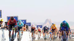 El ciclista italiano Jonathan Milan se impone a Dylan Groenewegen y Cees Bol en el esprint de la segunda etapa del Saudí Tour