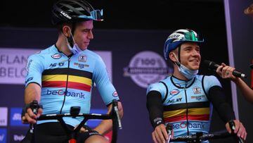 Wout Van Aert y Remco Evenepoel hablan antes de la prueba en ruta de los Mundiales de Flandes 2021.