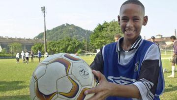 Neymar creció 'atado' a la redonda. Desde muy pequeño supo que lo suyo era llegar lejos en el fútbol.