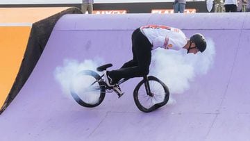 El rider de BMX Jude Jones pinchando las dos ruedas de su bici en el Extreme Barcelona 2023, celebrado en el Parc del F&ograve;rum en septiembre. 