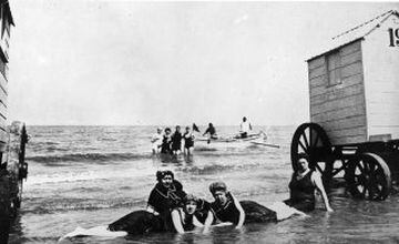 1880. Unas mujeres disfrutan de la playa en Ostende, Bélgica.