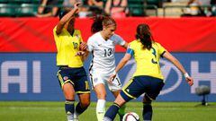 Alex Morgan ante la marca de Yorely Rinc&oacute;n y Natalia Gait&aacute;n durante el partido entre Colombia y Estados Unidos en el Mundial Femenino 2015.