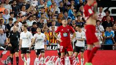 GRAFCVA8413. VALENCIA, 17/09/2022.- Los jugadores del Valencia celebran el tercer gol marcado al Celta de Vigo durante el partido de la sexta jornada de La Liga que disputan este sábado en el estadio de Mestalla. EFE/Manuel Bruque
