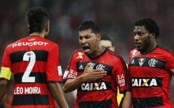 Sobre el jugador del Flamengo (al medio), el portal deportivo señala que "su carrera tiene un antes y después tras su paso por Corinthians en 2009. Jugó en la selección y Arsenal, para sorpresa de muchos que no entendía el porqué de esto. Su juego carece de buen fútbol, y ya era malo antes de llegar al Flamengo".