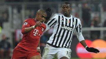 Paul Pogba y Douglas Costa enfrent&aacute;ndose en un Juventus-Bayern. 