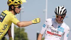 Team Jumbo rider Slovenia&#039;s Primoz Roglic wearing the overall leader&#039;s yellow jersey and Team UAE Emirates rider Slovenia&#039;s Tadej Pogacar wearing the best young&#039;s white jersey wait prior to the 19th stage of the 107th edition of the Tour de France cycling race, 160 km between Bourg-en-Bresse and Champagnole, on September 18, 2020. (Photo by KENZO TRIBOUILLARD / AFP)