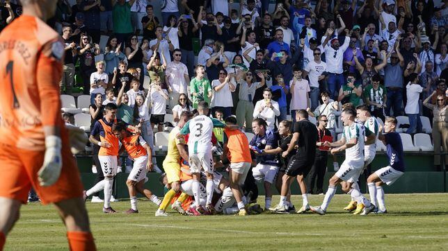 Un bravísimo Torremolinos supera al Huesca en la tanda de penaltis