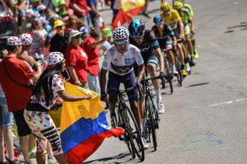 (From L) Colombia's Nairo Quintana, wearing the best young's white jersey, leads a breakaway during the 110,5 km twentieth stage of the 102nd edition of the Tour de France cycling race on July 25, 2015, between Modane Valfrejus and Alpe d'Huez, French Alps.  AFP PHOTO / JEFF PACHOUD