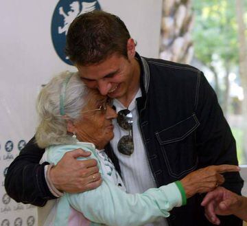 La abuela del Betis junto a Joaquín.