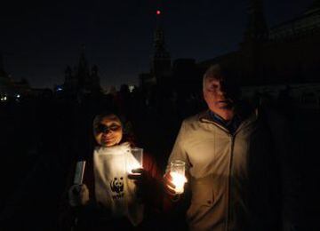 Ciudadanos de Moscú en las calles durante la Hora del Planeta