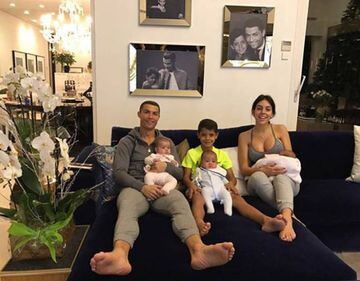Cristiano Ronaldo con Georgina Rodríguez y sus cuatro hijos.