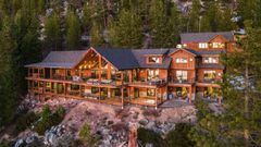 Vista frontal de Gumbarrel Lodge, en South Lake Tahoe (California, EEUU).
