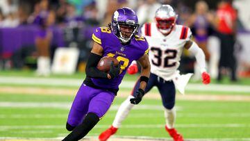MINNEAPOLIS, MINNESOTA - NOVEMBER 24: Justin Jefferson #18 of the Minnesota Vikings carries the ball against the New England Patriots during the first half at U.S. Bank Stadium on November 24, 2022 in Minneapolis, Minnesota.   Adam Bettcher/Getty Images/AFP (Photo by Adam Bettcher / GETTY IMAGES NORTH AMERICA / Getty Images via AFP)