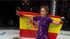 La luchadora española de MMA Mercedes García posa con la bandera de España tras proclamarse campeona del mundo junior de MMA.