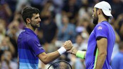 Novak Djokovic y Matteo Berrettini se saludan tras su partido de cuartos de final del US Open en el USTA Billie Jean King National Tennis Center de Nueva York.