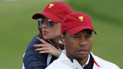 El golfista Tiger Woods y su novia, Erica Herman, en un campo de golf