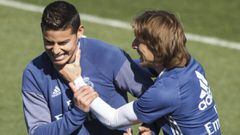James y Modric bromean durante el entrenamiento del Real Madrid.
