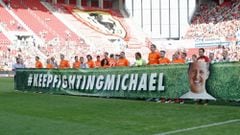Los jugadores mostraron una pancarta en apoyo a Schumacher.