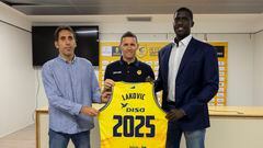 El presidente del Gran Canaria, Sitapha Savané (d), y el director deportivo del club, Willy Villar (i), posan con el entrenador del equipo, Jaka Lakovic (c), tras anunciar que se renueva su contrato por dos temporadas más, hasta 2025.