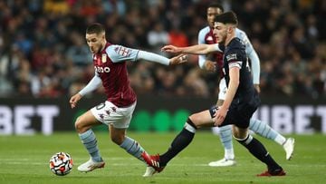 BIRMINGHAM, ENGLAND - OCTOBER 31: Emiliano Buendia of Aston Villa runs with the ball whilst under pressure from Declan Rice of West Ham United during the Premier League match between Aston Villa and West Ham United at Villa Park on October 31, 2021 in Birmingham, England. (Photo by Jan Kruger/Getty Images)