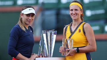 La tenista espa&ntilde;ola Paula Badosa y la bielorrusa Victoria Azarenka posan durante la entrega de trofeos del WTA 1.000 de Indian Wells de 2021.
