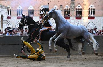 El jockey Stefano Piras se cae de su caballo Uragano Rosso.
