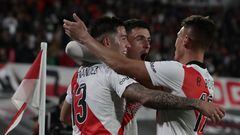 River Plate's midfielder Jose Paradela (C) celebrates with teammates forward Braian Romero (R) and midfielder Enzo Fernandez after scoring a goal against Lanus during their Argentine Professional Football League Tournament 2022 match at El Monumental Antonio Liberti stadium in Buenos Aires, on June 25, 2022. (Photo by ALEJANDRO PAGNI / AFP)
