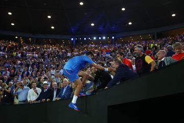 Novak Djokovic celebra su victoria ante Stefanos Tsitsipas yendo a festejarlo al palco con su familia y staff técnico.