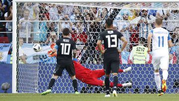 Momento en el que el portero de Islandia atajó el penal de Messi.